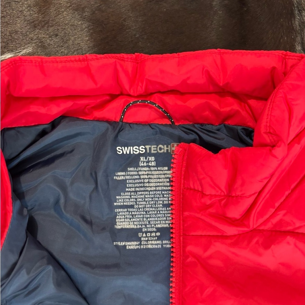 Swiss Tech Men's Bright Red Puffer Vest - Picture 4 of 4